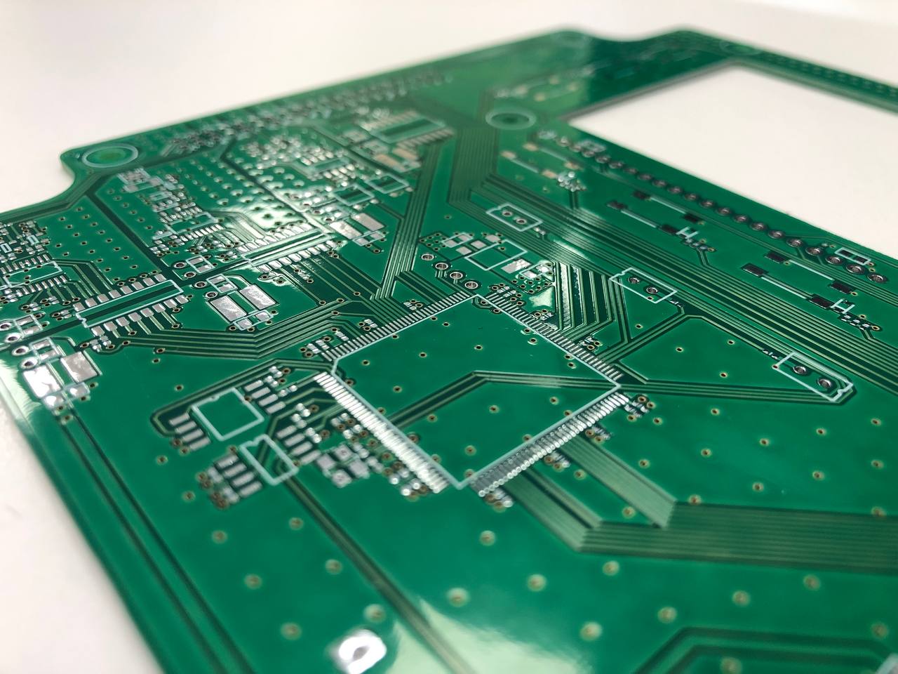 Печатная плата: топология дорожек и площадки под компоненты